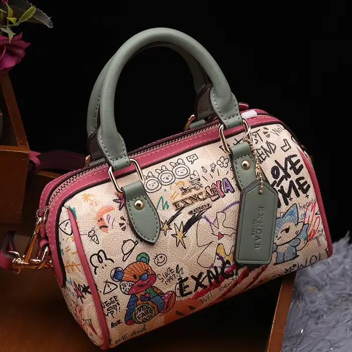Sac Boston de luxe et vintage à porter à la main avec motifs graffiti de dessins animés tendance et cuir premium