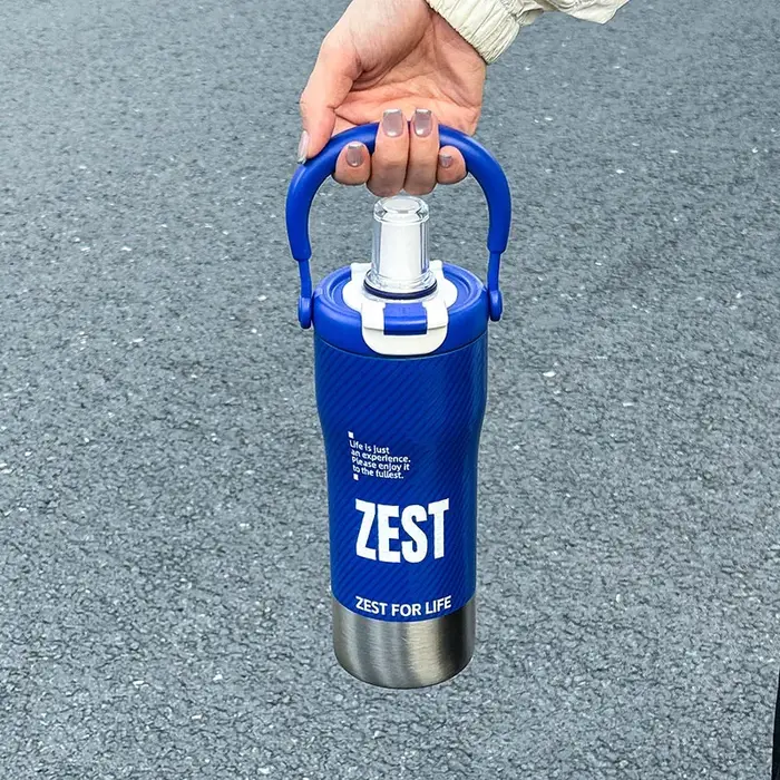 Bouteille d'eau isolée de Style sport minimaliste avec paille