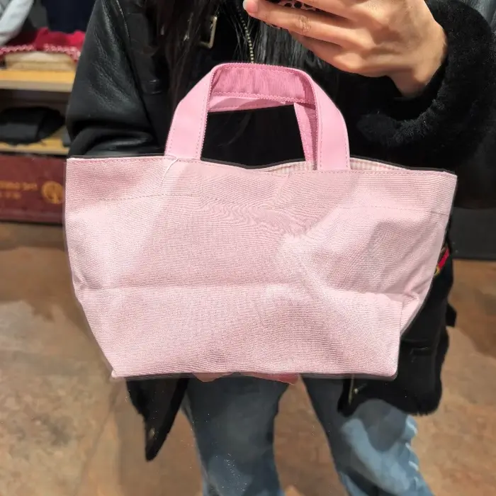 Sac à main rose familiarisé avec un motif de dessin animé brodé d'un petit ours pour femme