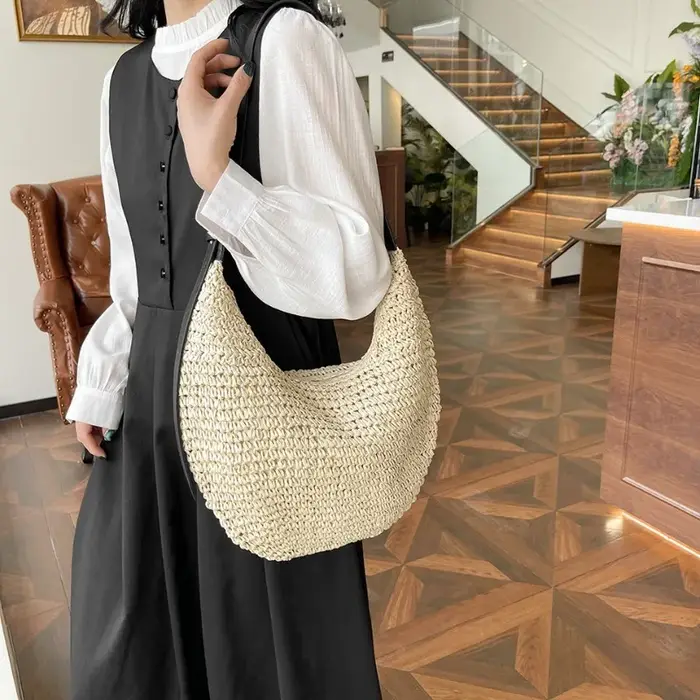 Sac à bandoulière tissé en herbe avec couleurs contrastées