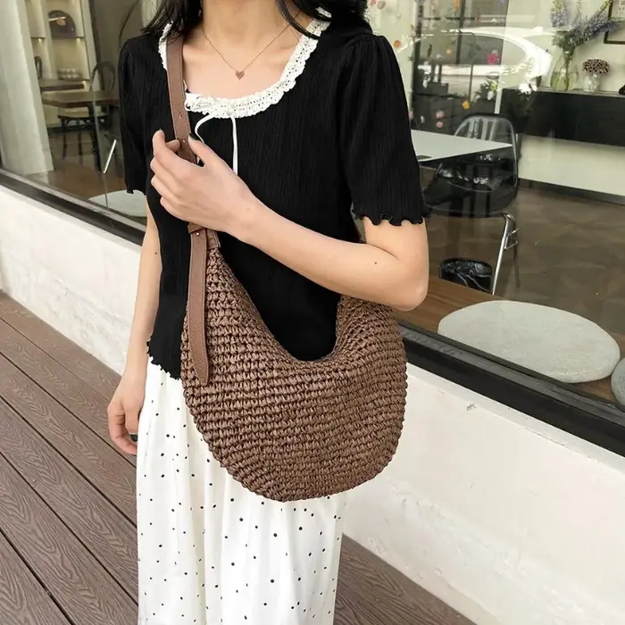 Sac à bandoulière tissé en herbe avec couleurs contrastées