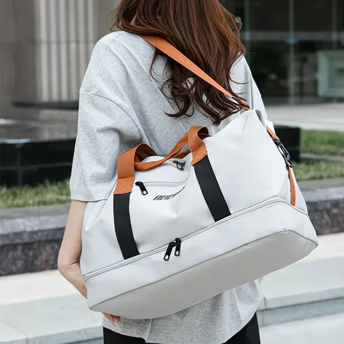 Le sac à dos de couleur neutre est spécialement conçu pour les hommes et les femmes et convient comme sac de voyage pour les déplacements et l'hébergement.