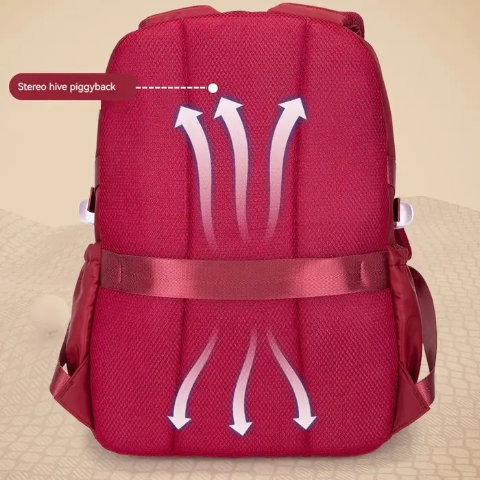 Sac à dos pour les étudiantes pendant la rentrée scolaire. Sac à dos d'étudiant. Sac à dos de style sportif avec design patchwork coloré. Sui