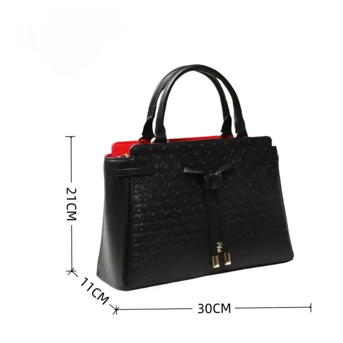 Sac fourre-tout CH à motif gaufré avec nœud décoratif, design polyvalent à porter à la main ou en bandoulière, idéal pour les trajets quotidiens, nouvelle collection 2026