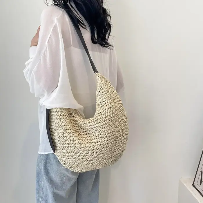 Sac à bandoulière tissé en herbe avec couleurs contrastées