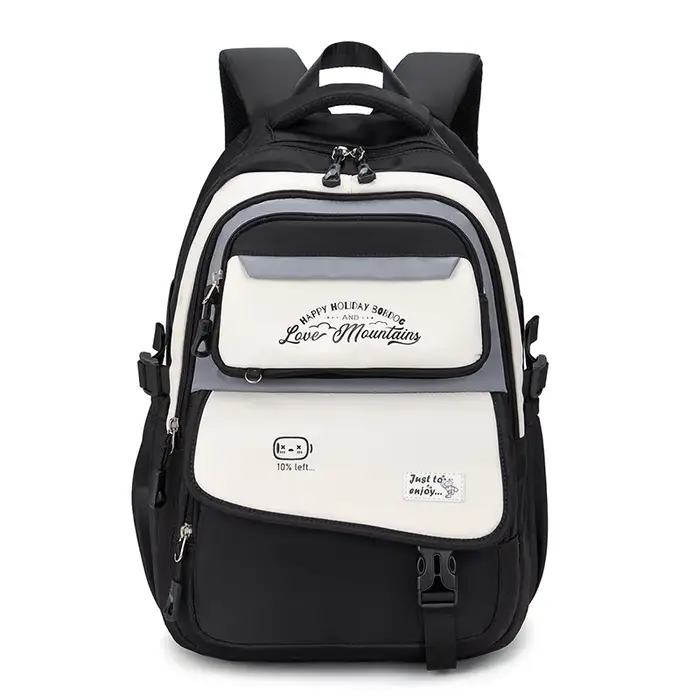 Sac à dos pour les étudiantes pendant la rentrée scolaire. Sac à dos d'étudiant. Sac à dos de style