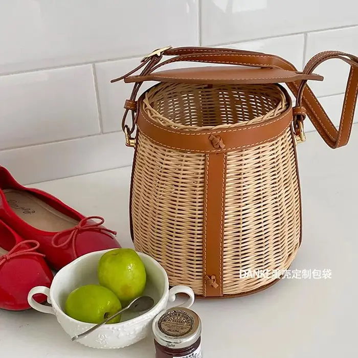 Sac seau en cuir et rotin pour femmes