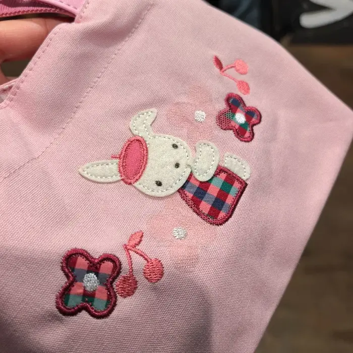 Sac à main rose familiarisé avec un motif de dessin animé brodé d'un petit ours pour femme