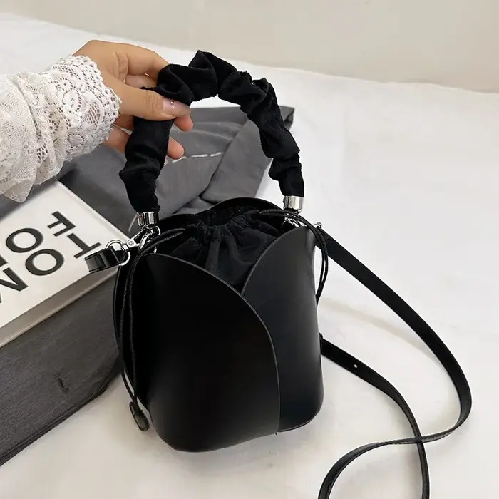 Sac à main noir en cuir Pu pour femmes, sac de poignet de styliste, Mini seau, sac à bandoulière ave