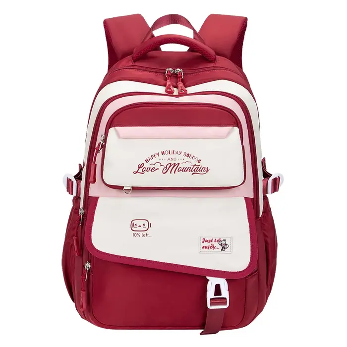 Sac à dos pour les étudiantes pendant la rentrée scolaire. Sac à dos d'étudiant. Sac à dos de style sportif avec design patchwork coloré. Sui