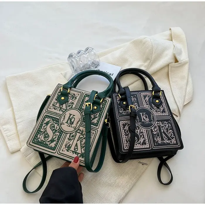 Sac carré vintage français à lettres embossées
