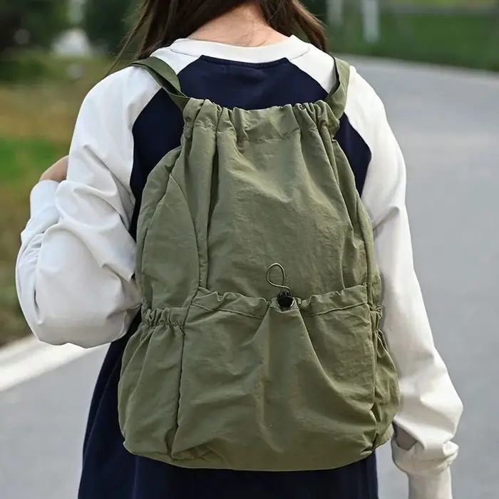 Sac à dos léger et tendance avec cordon de serrage : Sac de sport imperméable de grande capacité pour l'école
