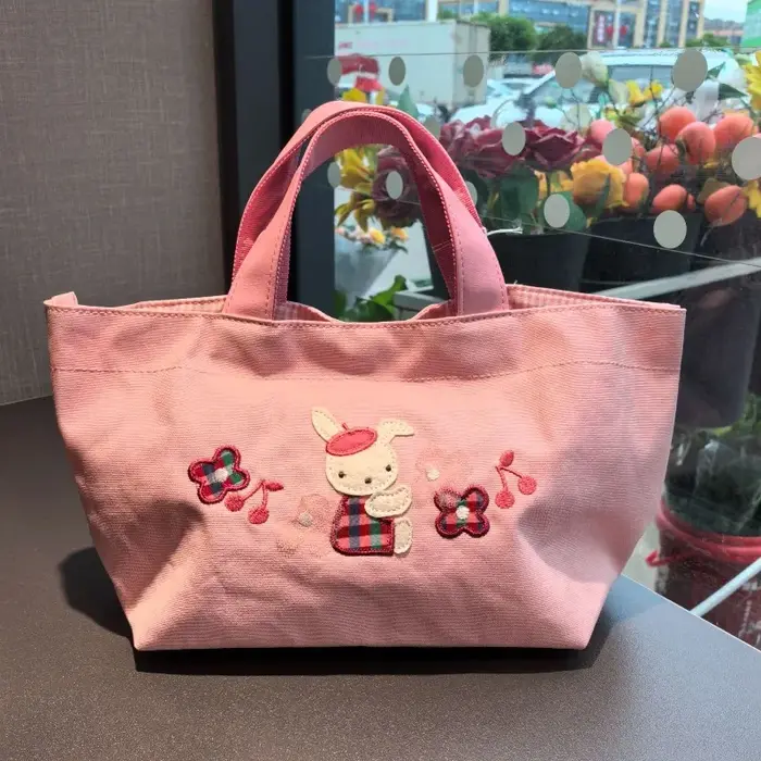Sac à main rose familiarisé avec un motif de dessin animé brodé d'un petit ours pour femme