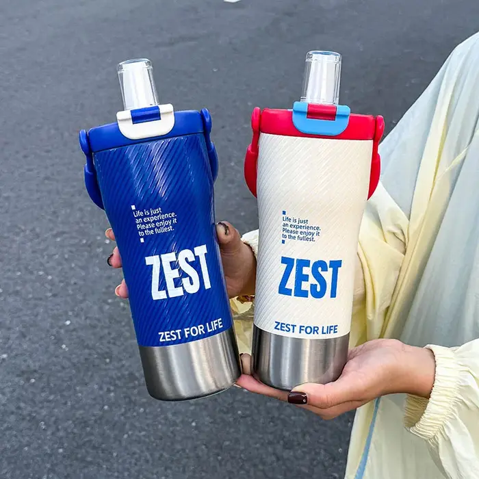 Bouteille d'eau isolée de Style sport minimaliste avec paille