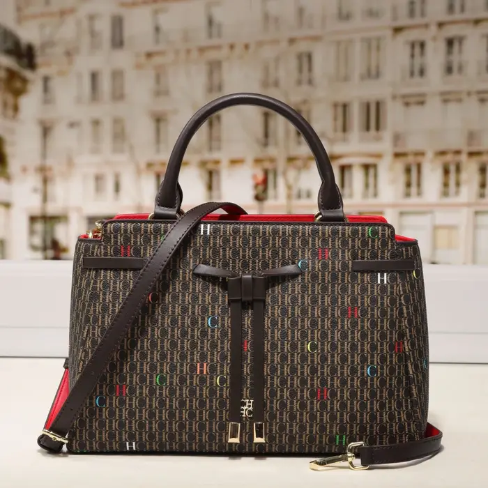 Sac fourre-tout CH à motif gaufré avec nœud décoratif, design polyvalent à porter à la main ou en bandoulière, idéal pour les trajets quotidiens, nouvelle collection 2026