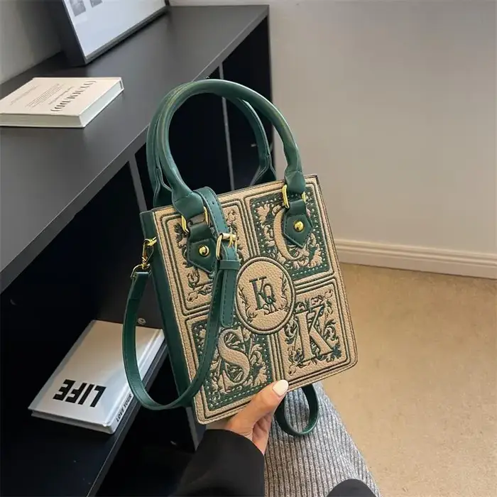Sac carré vintage français à lettres embossées