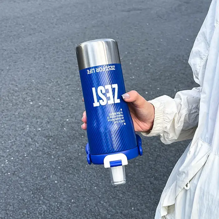 Bouteille d'eau isolée de Style sport minimaliste avec paille