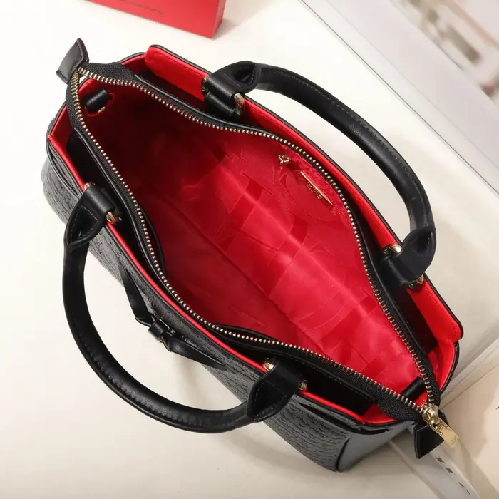 Sac fourre-tout CH à motif gaufré avec nœud décoratif, design polyvalent à porter à la main ou en bandoulière, idéal pour les trajets quotidiens, nouvelle collection 2026
