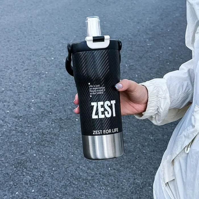 Bouteille d'eau isolée de Style sport minimaliste avec paille