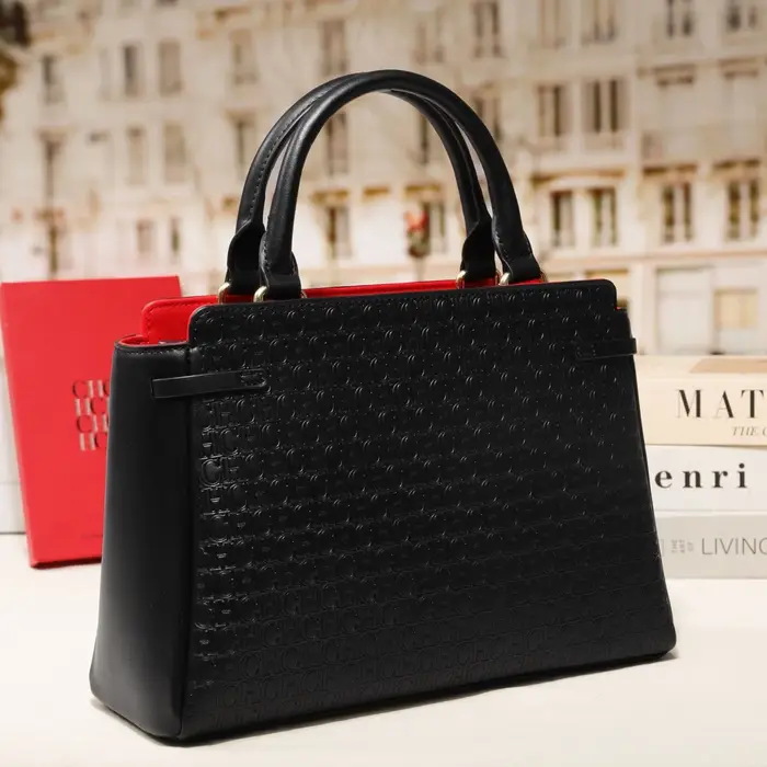 Sac fourre-tout CH à motif gaufré avec nœud décoratif, design polyvalent à porter à la main ou en bandoulière, idéal pour les trajets quotidiens, nouvelle collection 2026