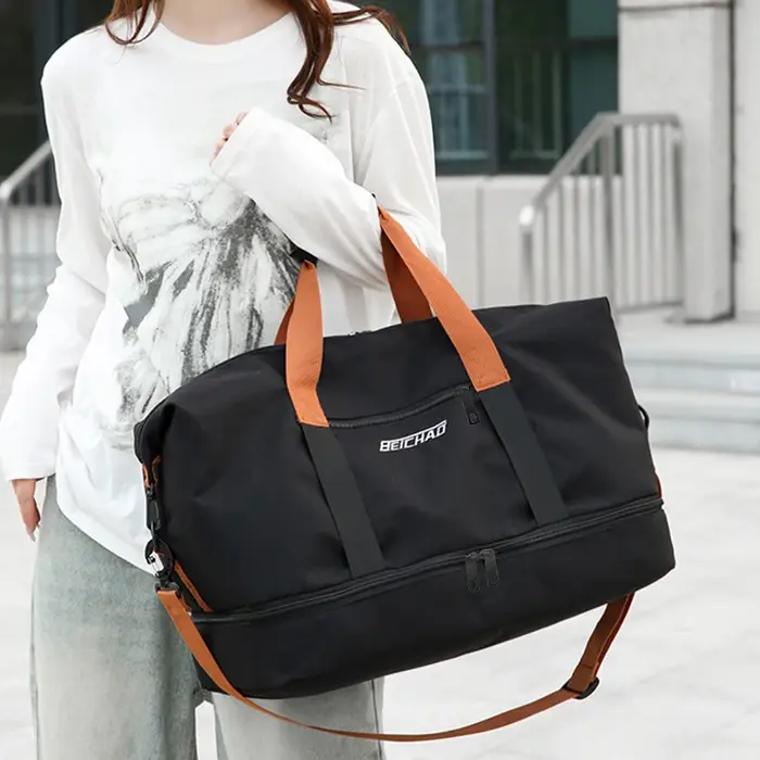 Le sac à dos de couleur neutre est spécialement conçu pour les hommes et les femmes et convient comme sac de voyage pour les déplacements et l'hébergement.