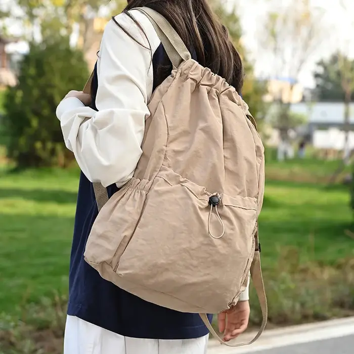 Sac à dos léger et tendance avec cordon de serrage : Sac de sport imperméable de grande capacité pour l'école