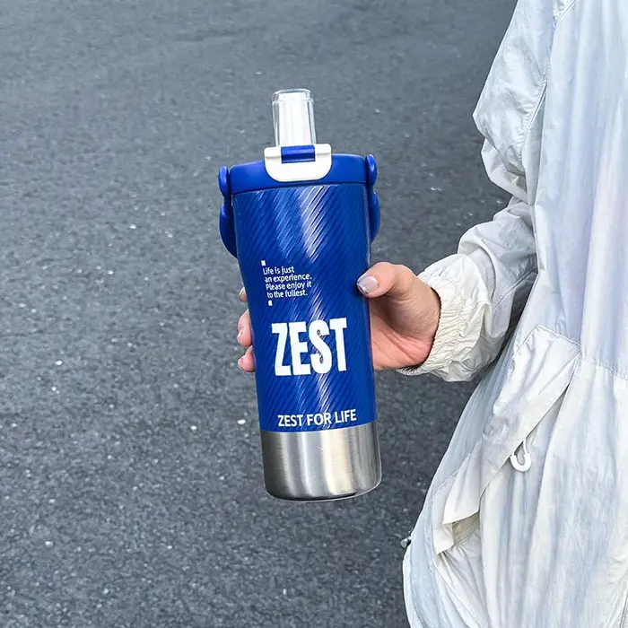 Bouteille d'eau isolée de Style sport minimaliste avec paille, 600ML avec poignée, couvercle prenant