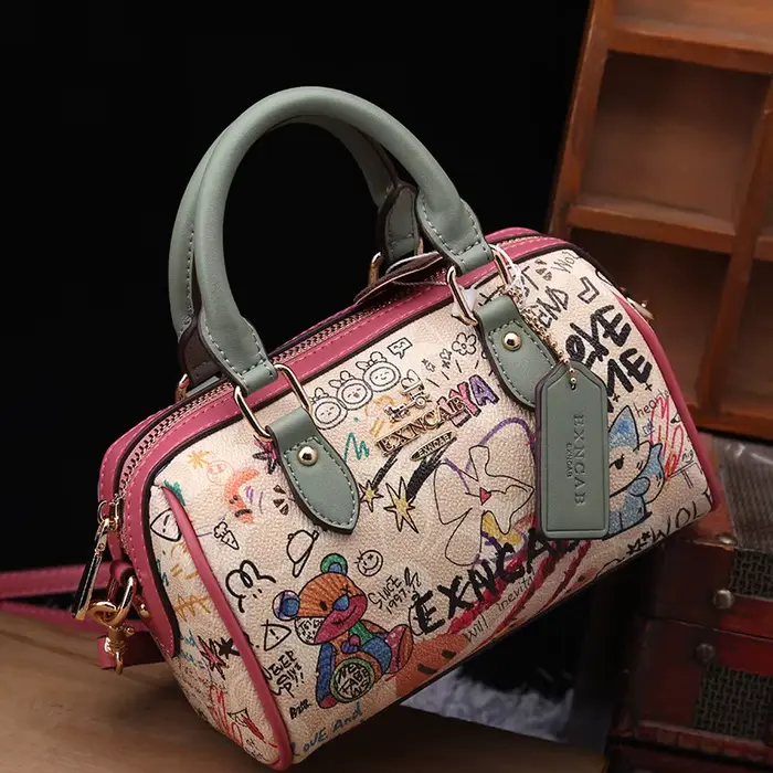 Sac Boston de luxe et vintage à porter à la main avec motifs graffiti de dessins animés tendance et cuir premium