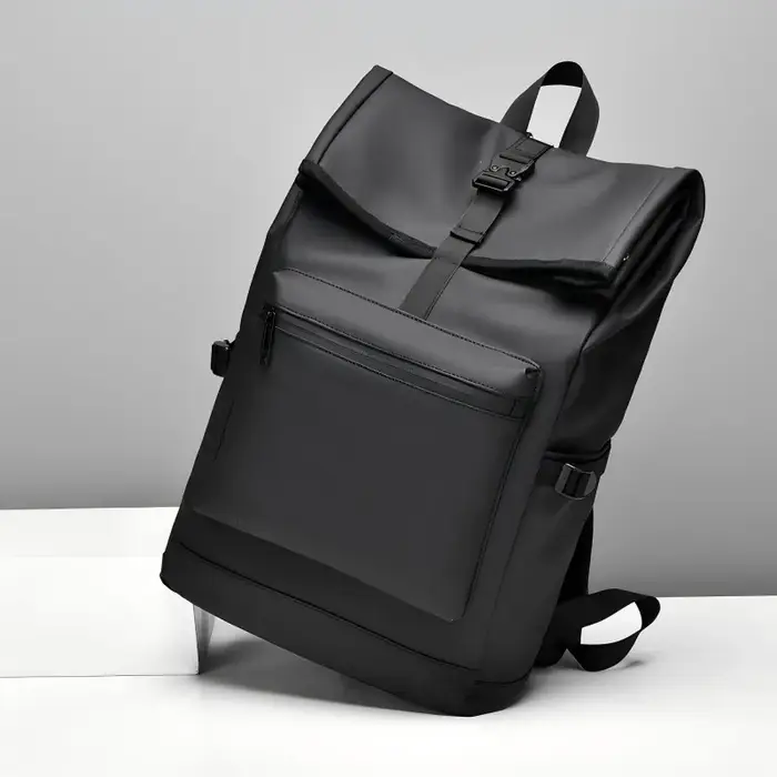 Sac à dos de grande capacité – Sac de voyage et de banlieue élégant noir uni avec bretelles réglables