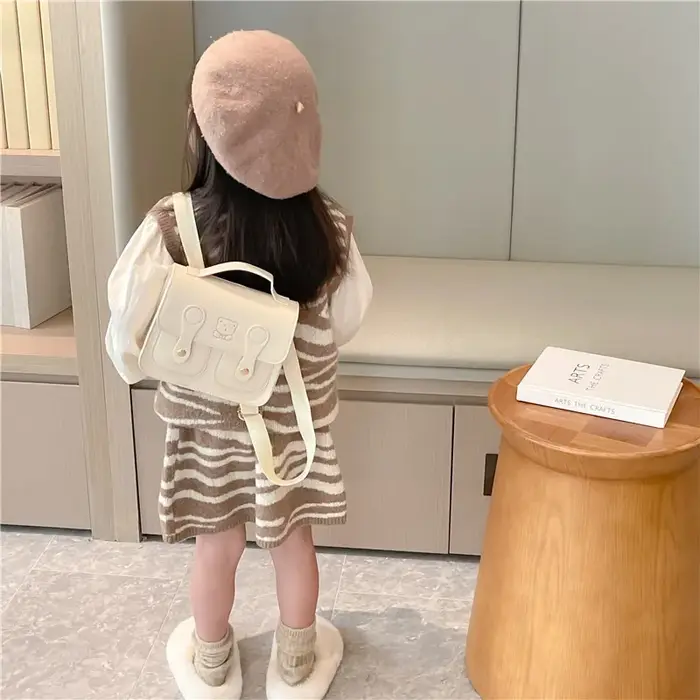 Sac à dos rétro style universitaire pour enfants, sac à dos carré en PU à double bandoulière avec motif petit ours de dessin animé pour garçons et filles, sac à main de loisirs pour bébé