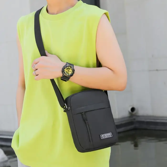 Petit sac pour hommes – un sac à bandoulière ou un sac