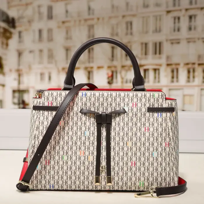 Sac fourre-tout CH à motif gaufré avec nœud décoratif, design polyvalent à porter à la main ou en bandoulière, idéal pour les trajets quotidiens, nouvelle collection 2026