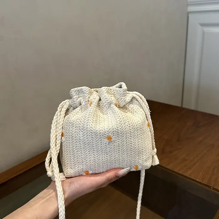 Sac mini seau tressé en herbe de plage, élégant et haut de gamme, avec cordon de serrage, porté épau