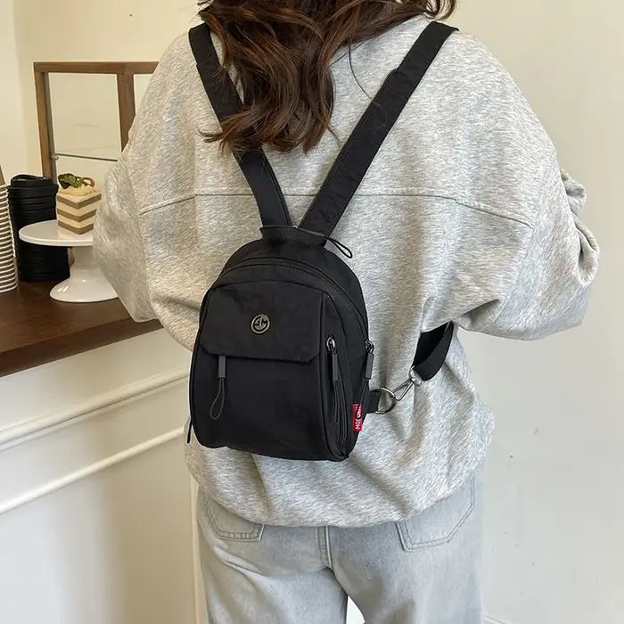 Mini sac à dos en nylon multicolore, petit sac à la mode et polyvalent pour femme, sac à dos multifonctionnel pour les voyages décontractés