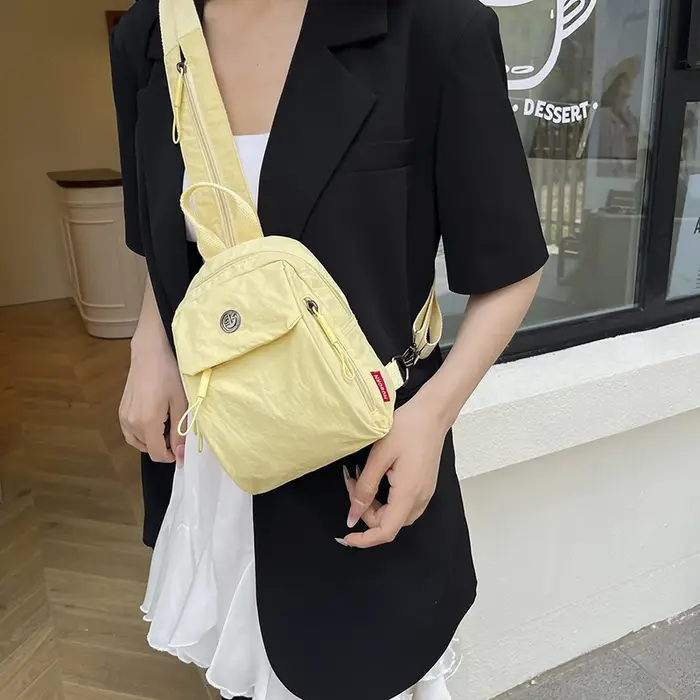 Mini sac à dos en nylon multicolore, petit sac à la mode et polyvalent pour femme, sac à dos multifonctionnel pour les voyages décontractés