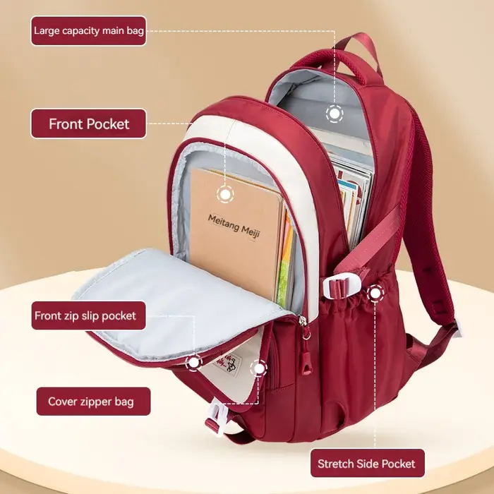 Sac à dos pour les étudiantes pendant la rentrée scolaire. Sac à dos d'étudiant. Sac à dos de style sportif avec design patchwork coloré. Sui