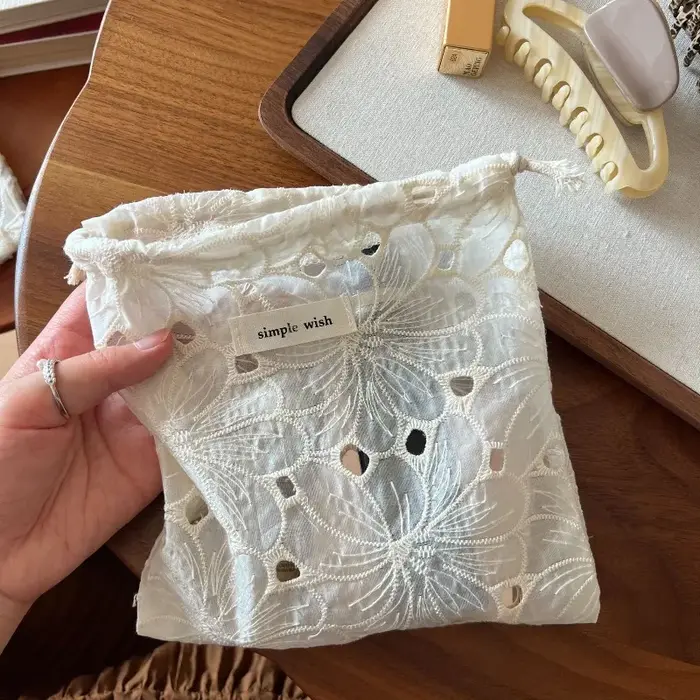 Mode Portable poche dentelle motif corde cordon conception cosmétiques sac toile anti-poussière papeterie sac de rangement étui