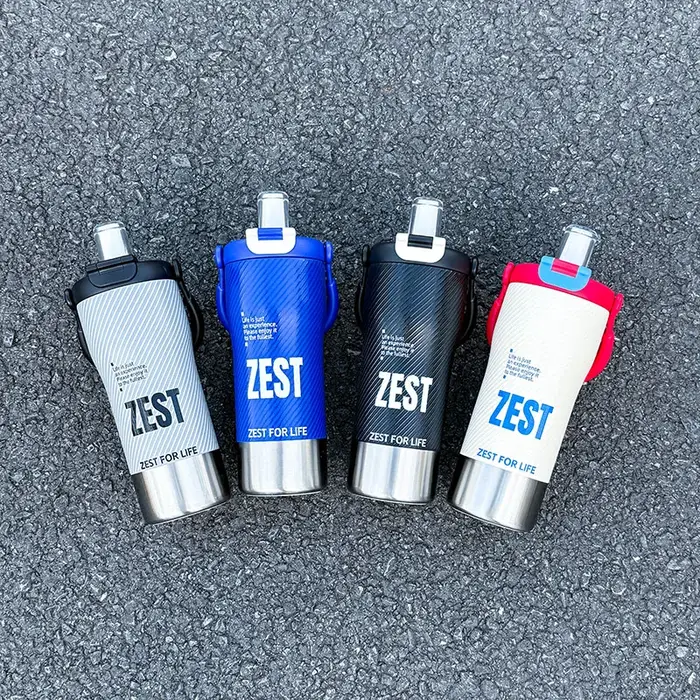 Bouteille d'eau isolée de Style sport minimaliste avec paille