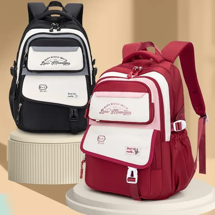 Sac à dos pour les étudiantes pendant la rentrée scolaire. Sac à dos d'étudiant. Sac à dos de style sportif avec design patchwork coloré. Sui