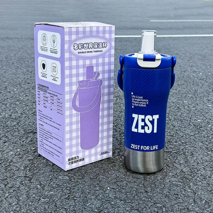 Bouteille d'eau isolée de Style sport minimaliste avec paille